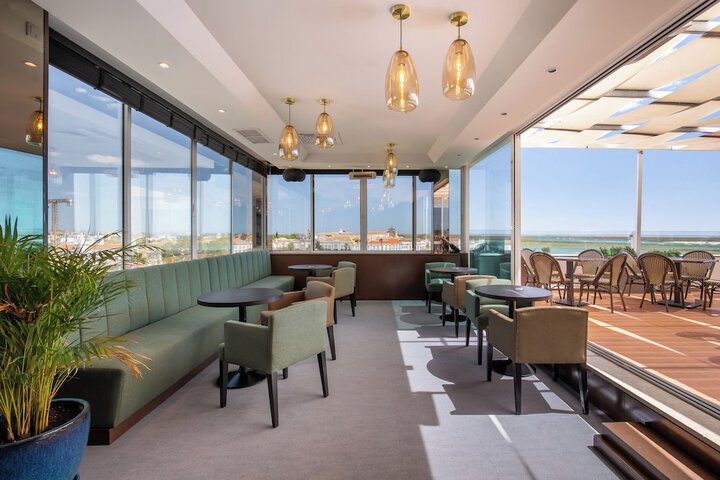 Lounge 45 of 56