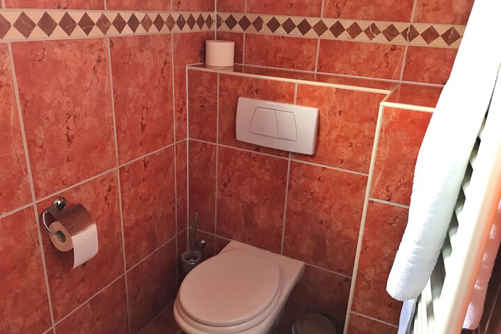 Room 6 of 12