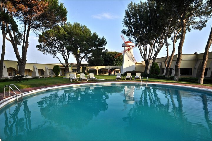 Hotel Pool