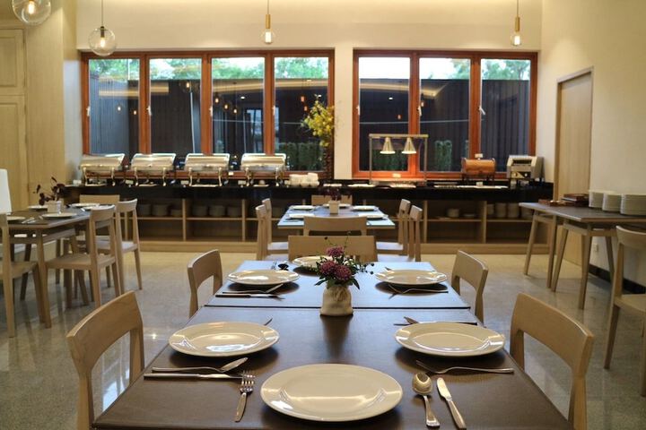 Dining 58 of 64