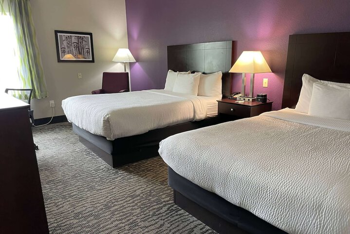 2 Queen Beds Mobility Hearing Accessible Room Bathtub with Grab Bars (4 of 6)