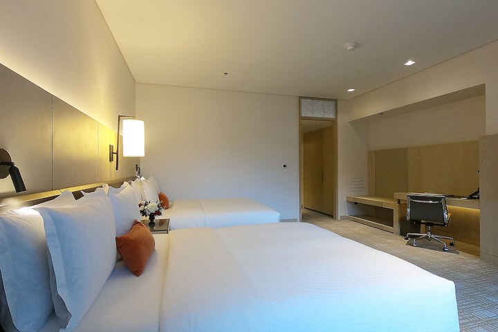 Room 13 of 106