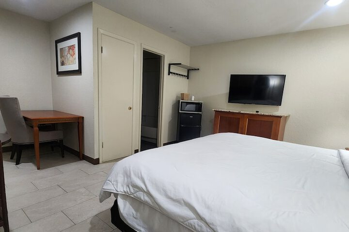 Single Room 1 King Bed (1 of 12)