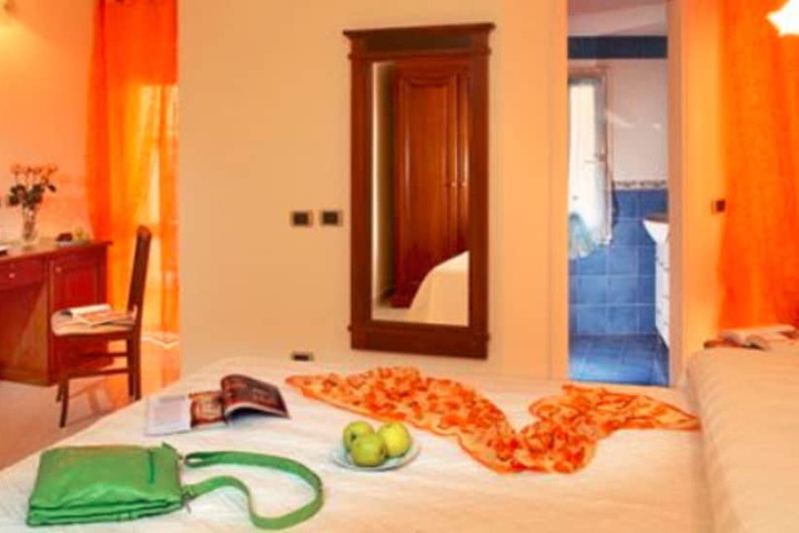 Room 4 of 12