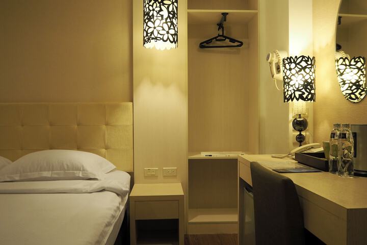 Room 14 of 65