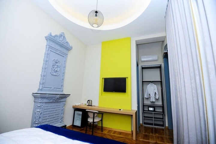 Room 11 of 21
