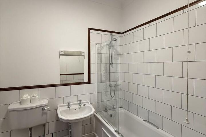Room 72 of 86