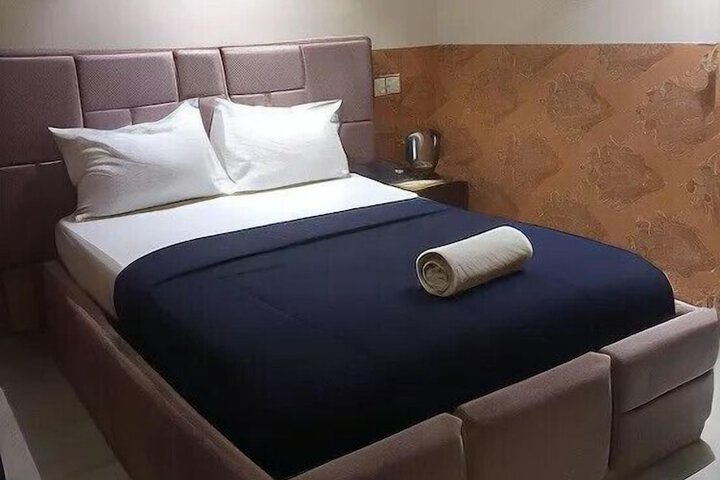 Room 8 of 18