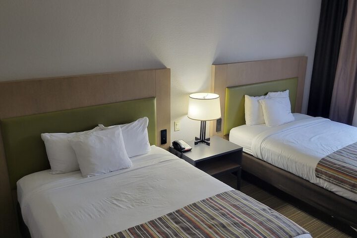 2 Queen Beds (3 of 7)