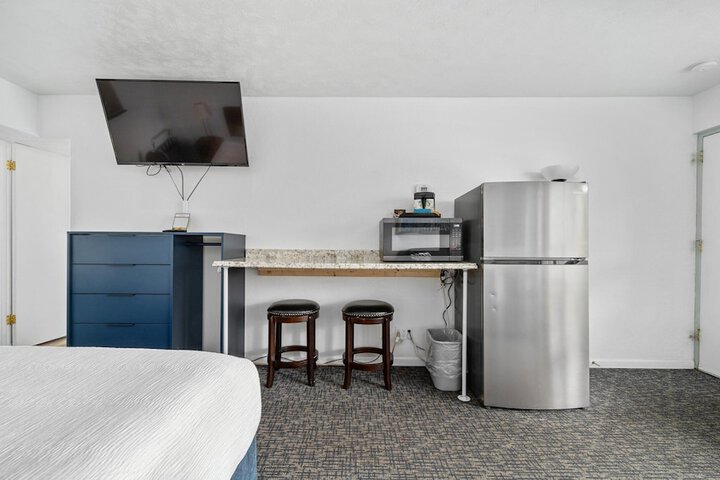 1 King Bed Ground Floor (4 of 16)