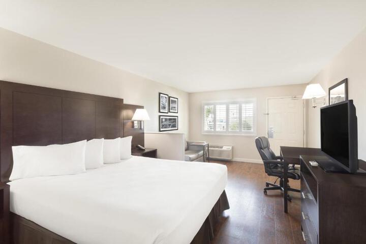 1 King Bed (3 of 17)