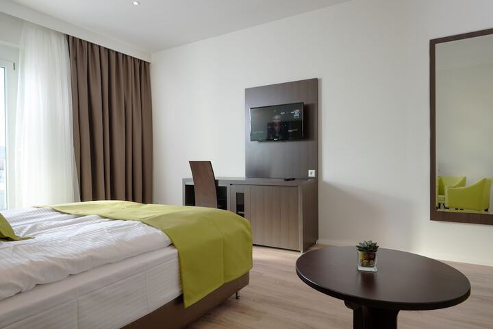 Room 4 of 32
