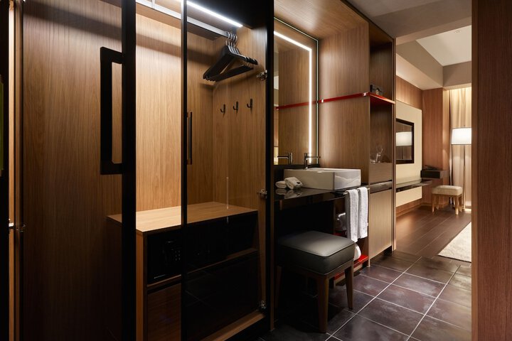 Room 32 of 68