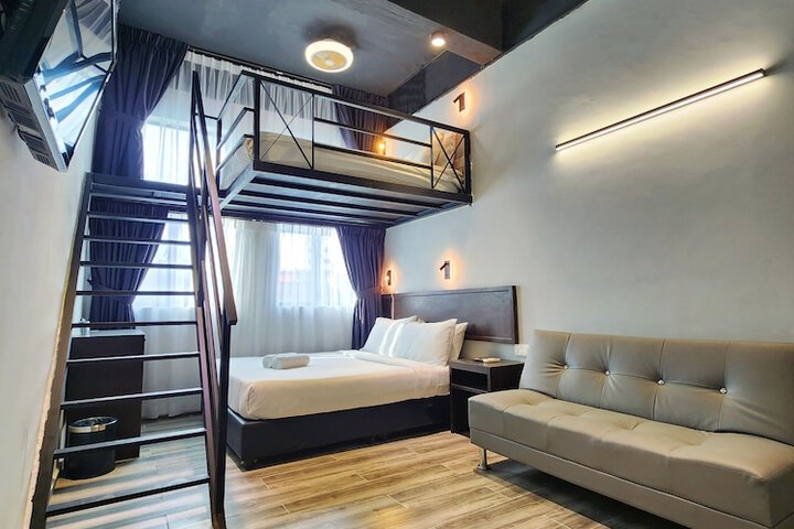 Room 14 of 102