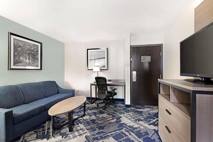 Suite 1 King Bed Sofa Bed Microwave and Refrigerator Full Breakfast (13 of 14)