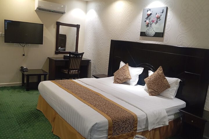 Room 12 of 25
