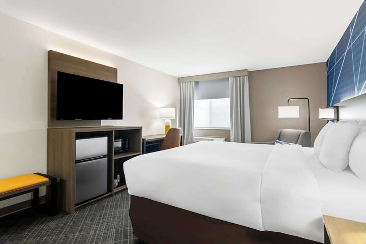 1 King Bed (1 of 13)