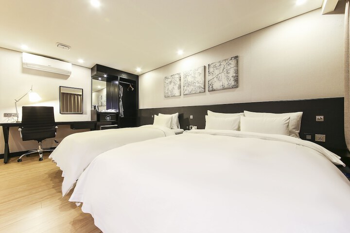 Room 28 of 60