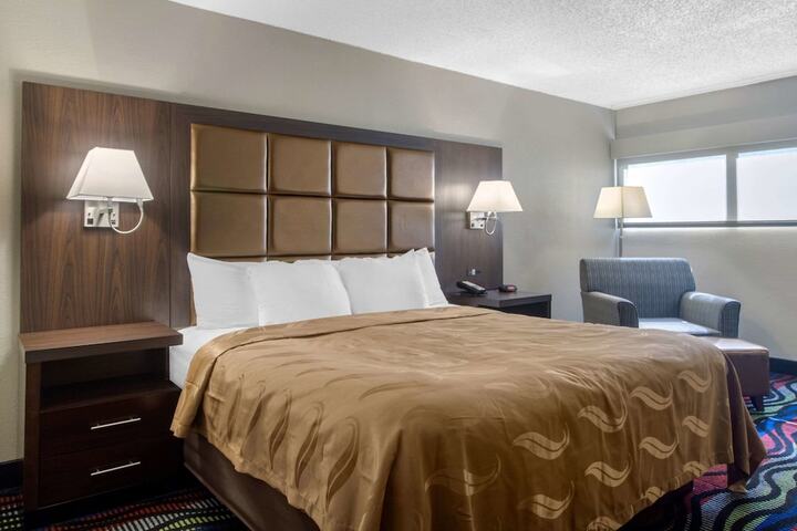 1 King Bed (3 of 21)