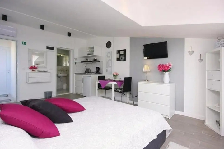 Room 4 of 10