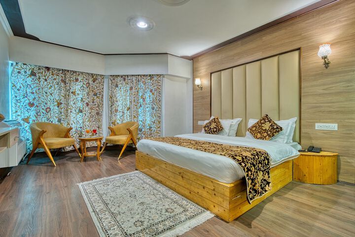 Room 11 of 28