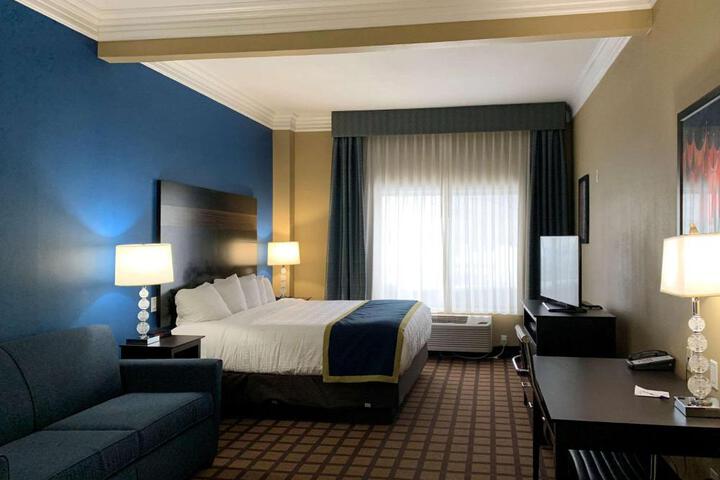 1 King Bed (5 of 10)