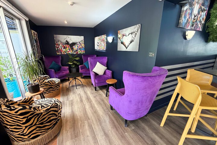 Lounge 103 of 115