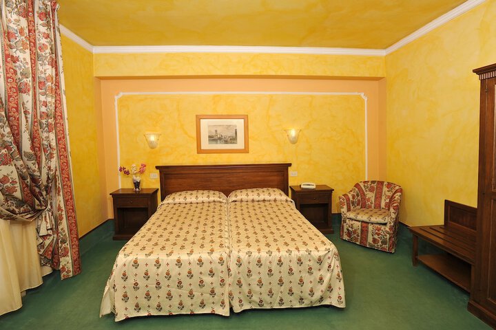 Room 11 of 48