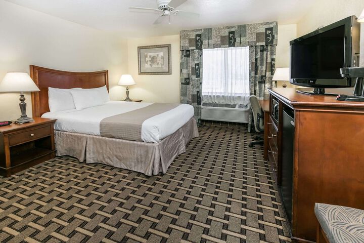 1 Queen Bed Mobility Hearing Accessible Room Bathtub with Grab Bars (8 of 13)