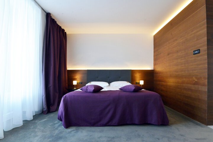 Room 9 of 87