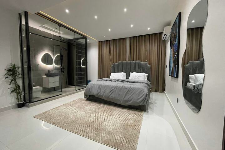 Room 6 of 32