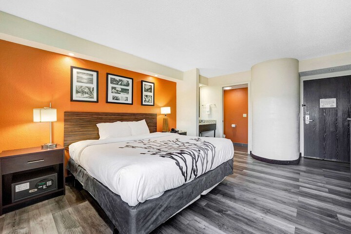 Room 9 of 25