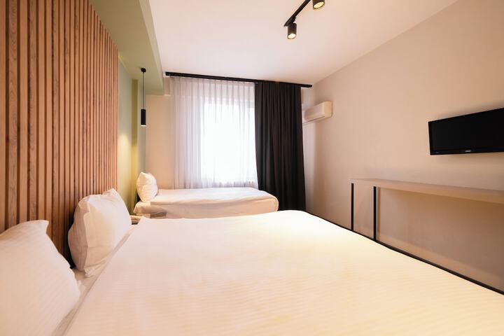 Room 27 of 82