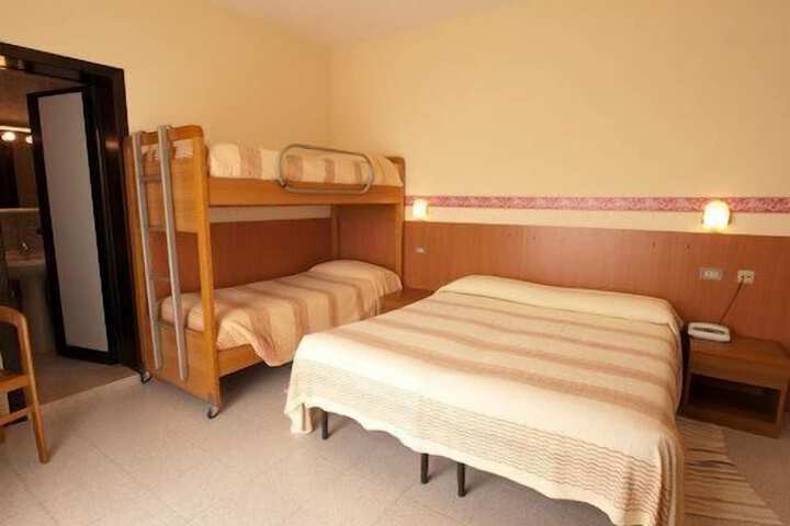 Room 4 of 33