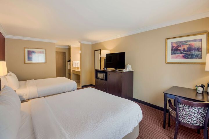 1 Queen Bed High Speed Internet Accessible Microwave and Refrigerator, Iron and Ironing B (3 of 15)