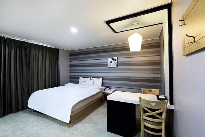 Room 10 of 47