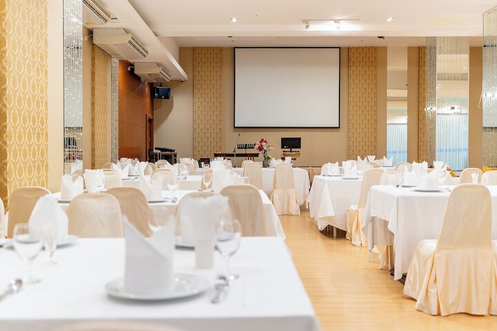 Ballroom/Hall 125 of 140