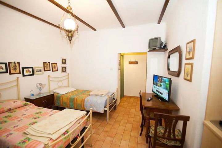 Room 5 of 12