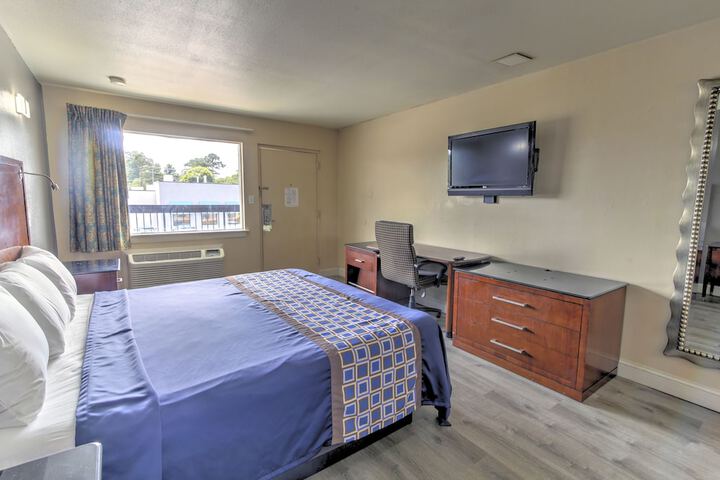 Renovated Standard King Bed (3 of 21)