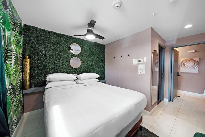 Room 33 of 111