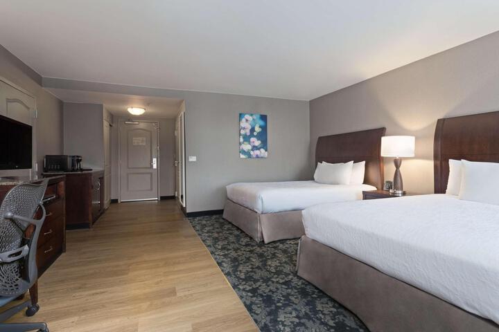 2 Queen Beds (6 of 10)
