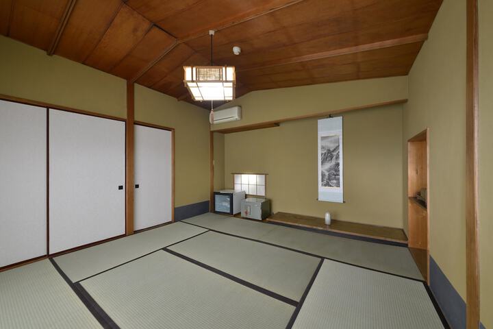 Room 21 of 48