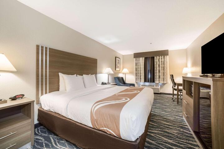 1 King Bed (5 of 10)