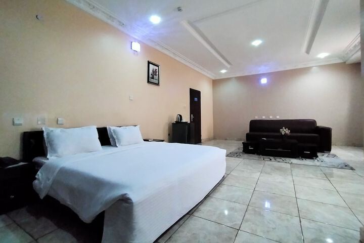Room 12 of 38