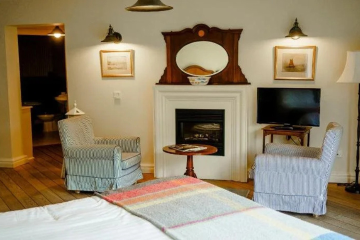 Room 5 of 12