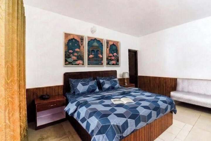 Room 8 of 34