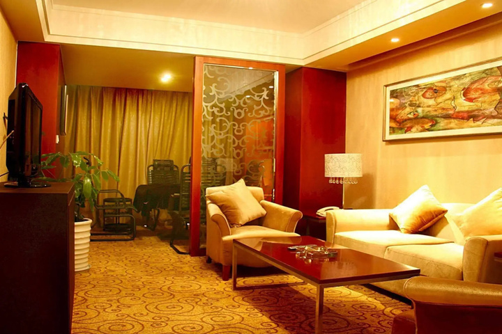 Room 8 of 16