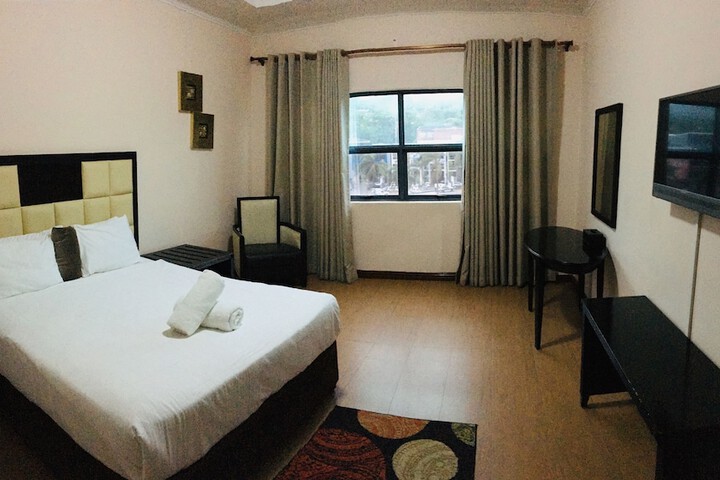 Room 13 of 27