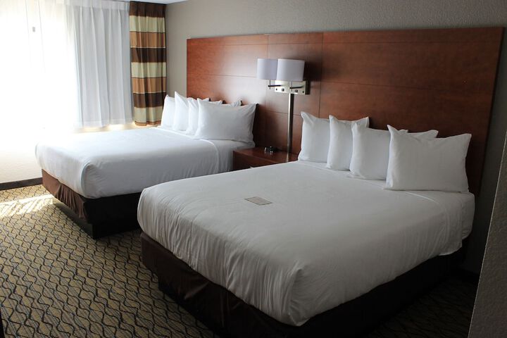 2 Queen Beds (6 of 7)