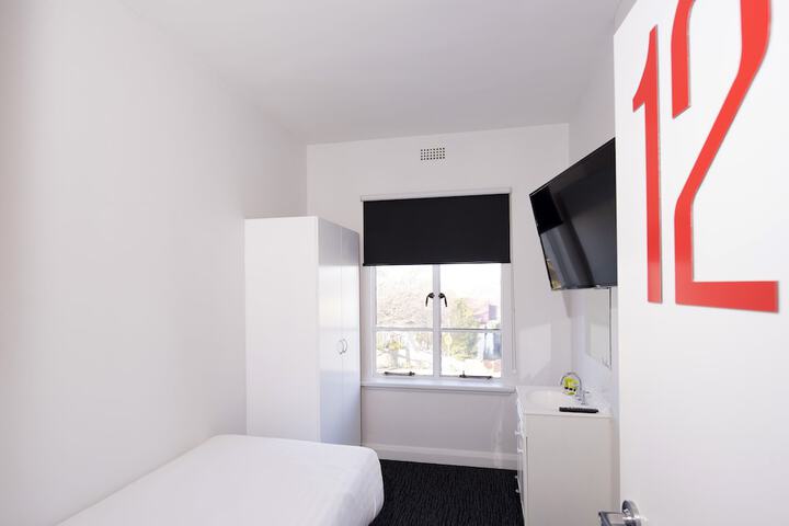 Room 4 of 28